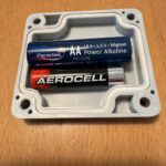 Größenvergleich. Es hätten auch 2 normale AA bzw. AAA Batterien in das Gehäuse gepasst.